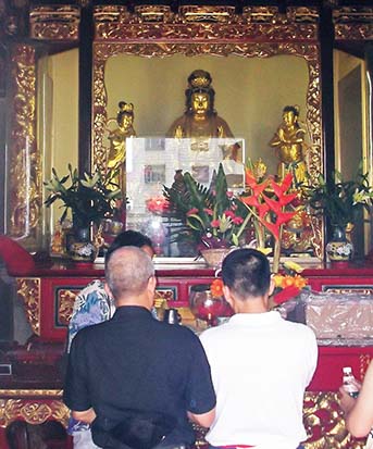 求得東安寺聖水回台並倒入劍井